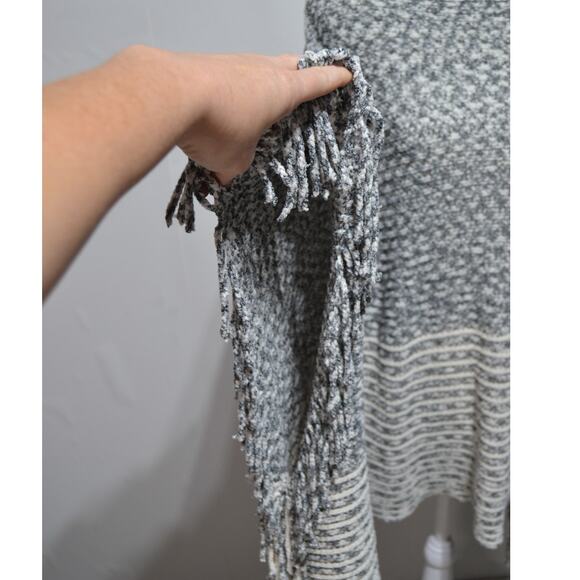 Nali Collection NWT Cream & Dark Gray Knit Poncho with Fringe - Picture 4 of 8